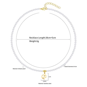 Collana di perle minimalista con ciondolo lettera M in acciaio dorato e misure dettagliate
