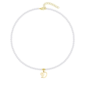 Dettaglio collana di perle 4mm con ciondolo a lettera D dorata e chiusura a moschettone