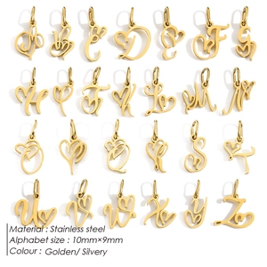 Diseño en matriz de 26 colgantes de corazón en acero inoxidable dorado de 10 mm x 9 mm