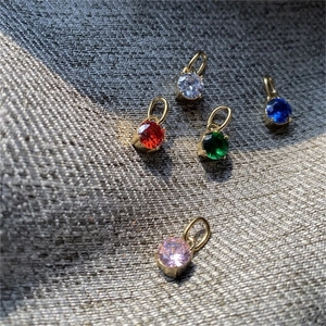 Détail de breloques en zircone cubique colorée et acier inoxydable plaqué or 14K
