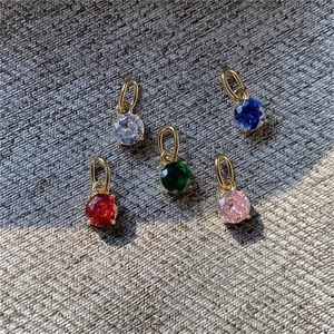 Détail de pendentifs en zircon rond avec monture plaquée or 14K pour la création bijoux
