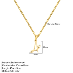 Goldene Edelstahlkette mit A-Anhänger Herz-Detail und technischen Maßen im Bild