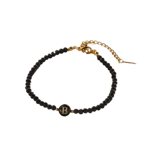 Minimalistische zwarte kralenarmband met gouden letter B hanger en verstelbare sluiting