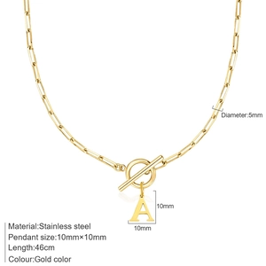 Collar de clip dorado en acero inoxidable con cierre OT y colgante de letra A