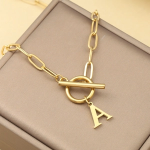 Collar de eslabones tipo clip dorado con cierre OT y colgante de la letra A