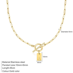 Collar de clip en acero inoxidable dorado con colgante inicial A y cierre de barra T
