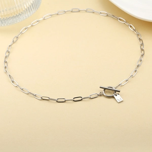 Collar de clip plateado con colgante cuadrado letra M y cierre de palanca tipo OT