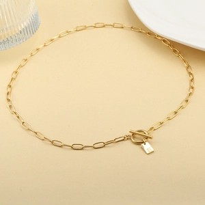 Collar de cadena de clip dorado con cierre OT y colgante cuadrado de letra E para mujer