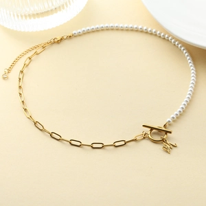 Asymmetrische imitatieparelketting met gouden paperclipketting, OT-sluiting en M-hanger
