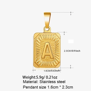 Pendentif rectangulaire doré en acier inoxydable avec lettre A gravée et texture