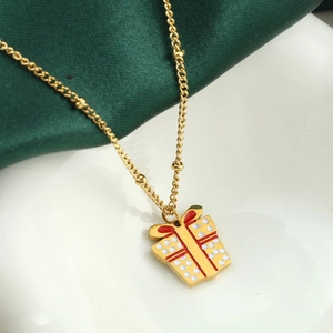 Goldene Weihnachtshalskette mit Geschenkbox-Anhänger und roten Punkten auf Perlenkette