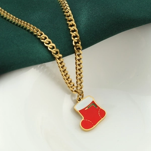 Weihnachtsstrumpf-Halskette in Gold-Finish mit festlichen roten Emaille-Details