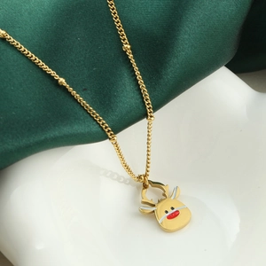 Detailaufnahme einer goldenen Rentier-Halskette mit roter Nase und Perlenkette