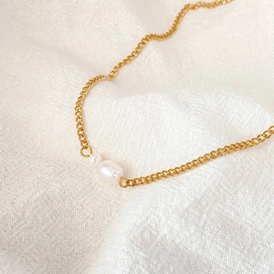Detail van natuurlijke parelhanger aan een 14K vergulde roestvrijstalen ketting