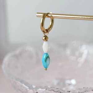 Orecchini a cerchio dorati con eleganti pendenti in perle di conchiglia bianco e blu pavone