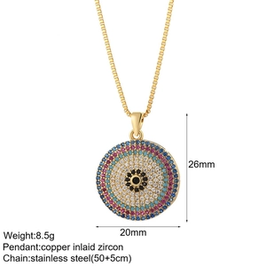 Vista de detalle del colgante Ojo de la Suerte dorado con circonitas y cadena de clip