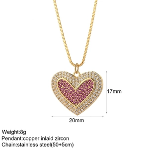 Detalle de medallón de corazón con circonitas rosas y blancas en cadena de acero inoxidable