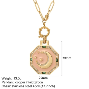 Detalle del colgante luna estrella de esmalte rosa con circonitas y cadena clip oro