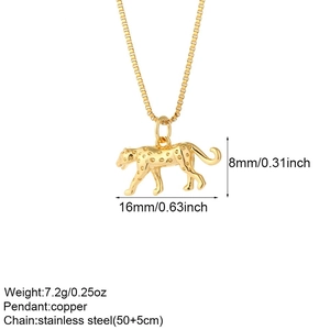 Detalle del colgante de leopardo dorado en cadena de acero inoxidable con medidas