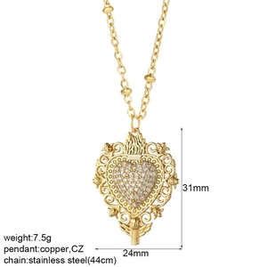 Detalle del collar con colgante de corazón dorado con tamaño 31mm y textura de circón