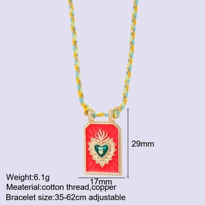 Detail van boho geweven ketting met hart hanger en verstelbare lengte van 35 tot 62 cm