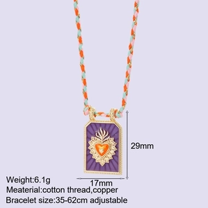 Detail van bohemien geweven ketting met paars emaille hart hanger en verstelbaar koord