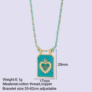 Detail van groene emaille hanger aan verstelbare turquoise geweven koordarmband