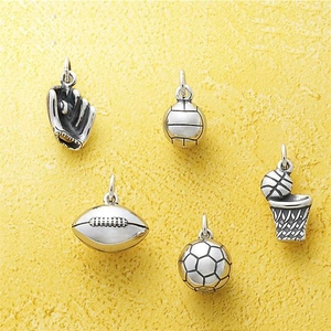 Set di cinque ciondoli sportivi vintage in acciaio inossidabile con calcio e basket