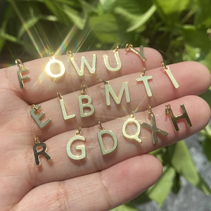 Pendentifs alphabet en acier titane doré poli pour colliers de bijoux pour femmes