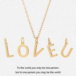 Détail du collier en acier titane doré avec pendentifs lettres LOVE U polis