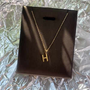 Collier en acier titane doré poli avec un pendentif lettre H majuscule minimaliste