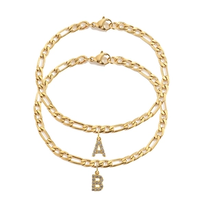 Vergulde Figaro-armbandset met schitterende CZ-hangers in de letters A en B
