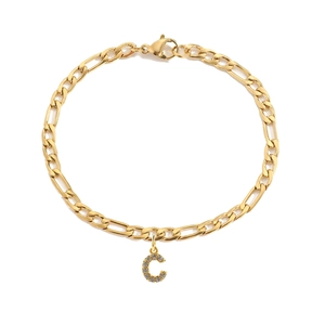 Vergulde Figaro-kettingarmband met kristallen letter C-hanger en een handige karabijnsluiting