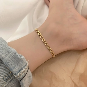 Tobillera clásica Figaro bañada en oro de 18K lucida en el tobillo para un look elegante