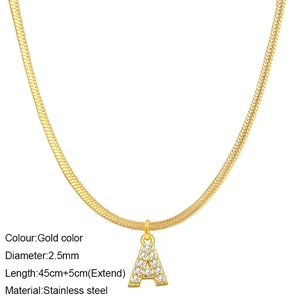 Gouden roestvrijstalen platte slangenketting met letter A hanger en kristallen