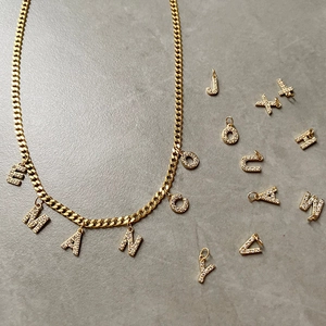 Goldene Panzerkette mit funkelnden Zirkon-Anhängern in Form von DIY-Alphabet-Buchstaben