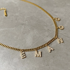 Detail der vergoldeten Panzerkette mit funkelnden, mit Zirkonia besetzten Buchstaben