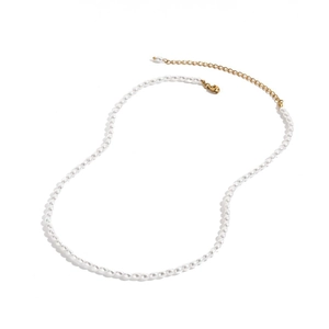Dettaglio di elegante collana di perle bianche con catena di estensione in metallo dorato