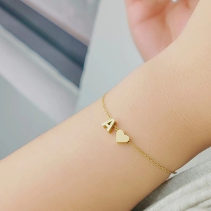 Minimalistisches goldenes Edelstahlarmband mit 3D-Buchstabe A und Herz-Anhängern für Damen