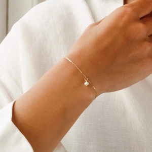 Minimalistisches 14K vergoldetes Edelstahlarmband mit verstellbarem Perlenanhänger