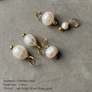 Cinque ciondoli con perle barocche d'acqua dolce e asole in acciaio dorato 14K
