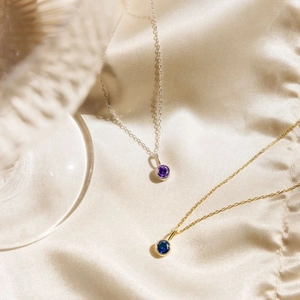 Elegante minimalistische Edelstahlketten mit lila und blauen Zirkonia-Anhängern