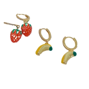 Pendientes de aro con colgantes de fresa y plátano esmaltados con cristales brillantes