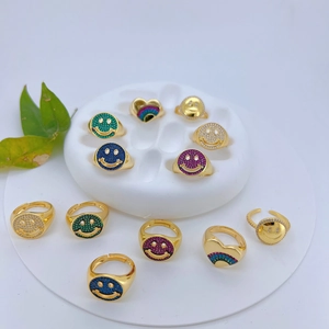 Klassieke 18k vergulde smiley en regenboog hart ringen set met kleurrijke zirkoon