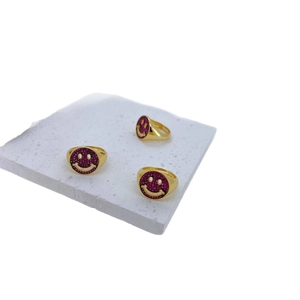 Set van drie goudvergulde smile rings met roze zirkonia op witte stenen voetstuk