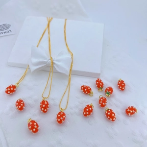 Colgante de fresa roja con perlas en cadena dorada para creación de joyas artesanales