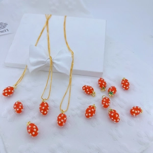 Colgantes de fresa dorados con perlas blancas y esmalte rojo para joyas DIY