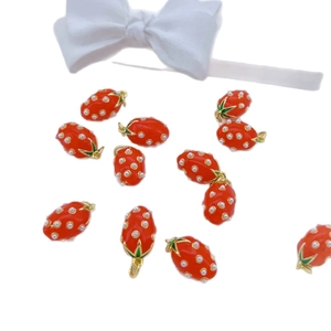 Set de 10 dijes de fresa con perlas para la creación de joyería artesanal