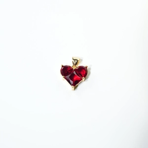 Pendentif cœur en pierre rouge avec serti griffes doré et bélière large