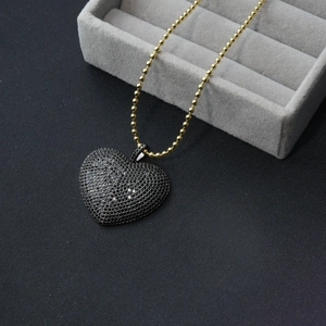 Exquisite vergoldete Herz-Halskette mit schwarzen Pavé-Mikro-Zirkonia Steinen besetzt